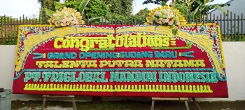 bunga papan gandeng 2 mahkota artificial congratulations